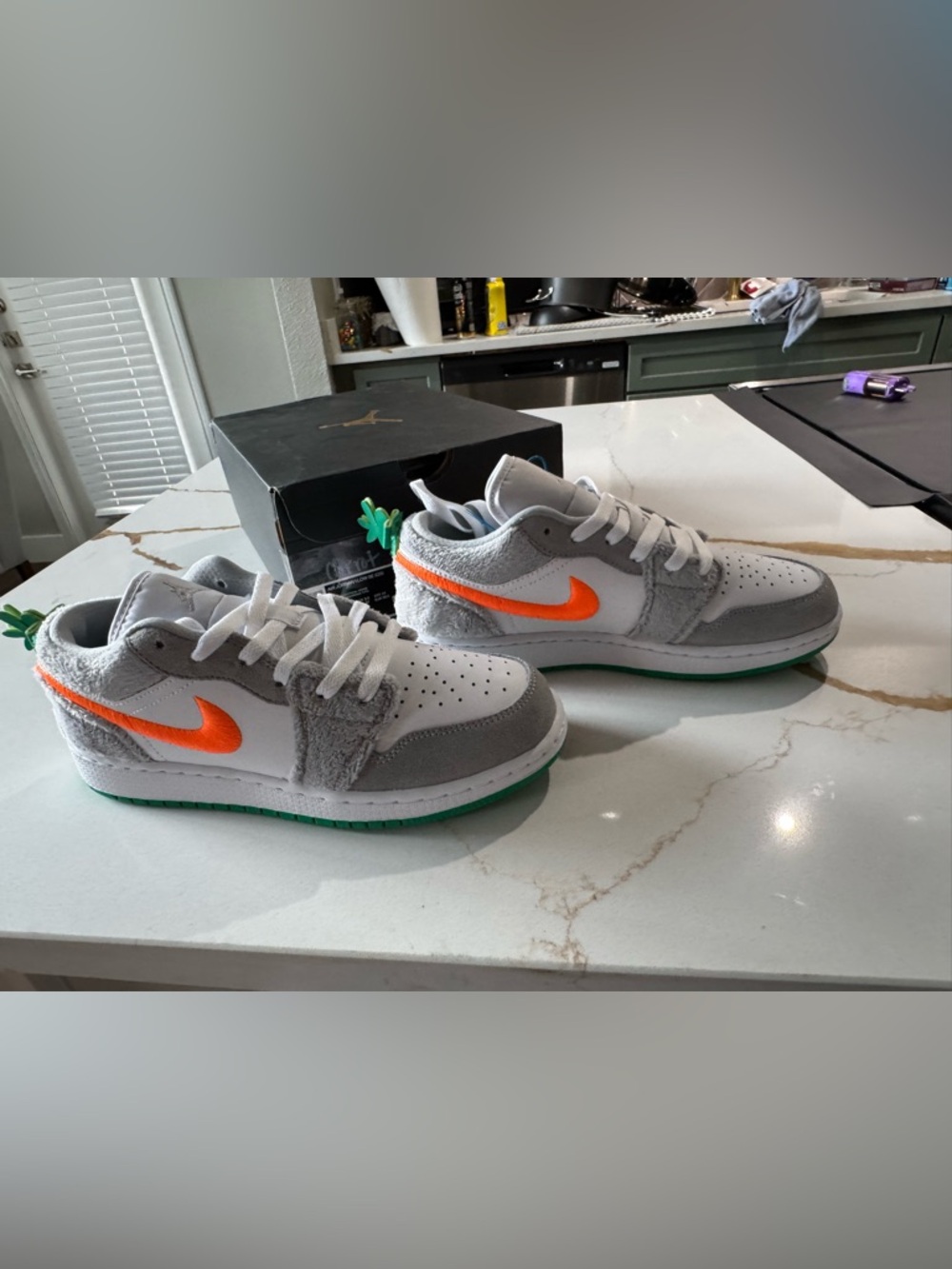 *RARE* *NEW* Nike Air Jordan 1 Lows - Carrot, Size 6Y